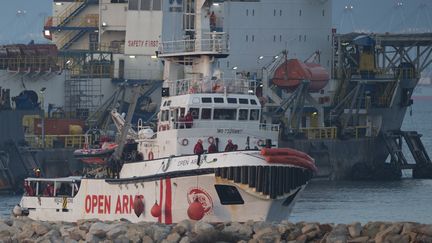 Le bateau de l'ONG Proactiva Open Arms arrive au port d'Algeciras, près de San Roque (Espagne), vendredi 28&nbsp;décembre 2018. (JORGE GUERRERO / AFP)