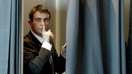 Le Premier ministre, Manuel Valls, entre dans l'isoloir, le 22 mars 2015, lors du premier tour des &eacute;lections d&eacute;partementales, &agrave; Evry (Essonne).&nbsp; (ALAIN JOCARD / AFP)