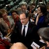 Fran&ccedil;ois Hollande discute avec des journalistes apr&egrave;s une conf&eacute;rence de presse, mercredi 3 juillet 2013 &agrave; Berlin (Allemagne). (JOHANNES EISELE / AFP)