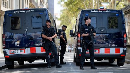 Des policiers catalans devant La Rambla à Barcelone, le 20 août 2017.&nbsp; (MATTHIAS BALK / AFP)