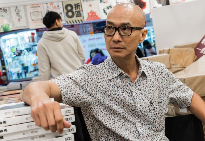 Jimmy Pang, éditeur et critique culturel, au Salon du livre à Hong Kong, le 19 juillet 2019. (ELISE LAMBERT / FRANCEINFO)