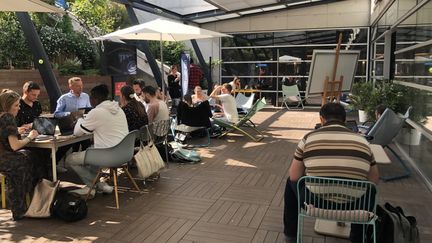 Des travailleurs dans l'espace de coworking de Roland Garros,&nbsp;en mai 2022. (EMMA SARANGO / RADIO FRANCE)