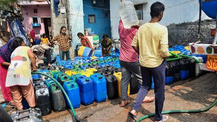 Les habitants du bidonville de Kusumpur Pahadi, au sud de Delhi, remplissent des bidons d'eau potable venue d'un camion-citerne. (FARIDA NOUAR / RADIO FRANCE)