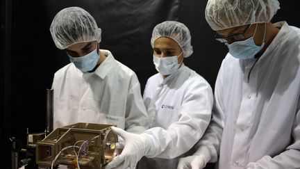 Des scientifiques s'affairent autour d'une caméra destinée à la mission Curiosity sur Mars, le 3 novembre 2015 à Toulouse (Haute-Garonne). (REMY GABALDA / AFP)