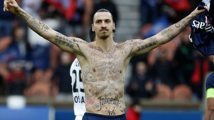 L'attaquant du PSG Zlatan&nbsp;Ibrahimovic exhibe de faux tatouages apr&egrave;s avoir marqu&eacute; contre Caen en match de Ligue 1 au parc des Princes &agrave; paris, le 14 f&eacute;vrier 2015. (KENZO TRIBOUILLARD / AFP)