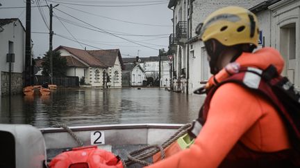 Saintes inondée en Charente-Maritime, le 8 février 2021. La Charente a atteint un pic de 6,20 mètres à Saintes, parmi les plus hauts niveaux du fleuve depuis presque 30 ans.&nbsp; (PHILIPPE LOPEZ / AFP)