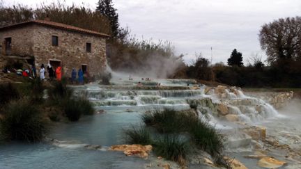 &nbsp; (Les thermes de Saturnia offre un cadre surprenant, au milieu de la végétation, des roseaux et des arbres. © Anaïs Feuga / Radio France)