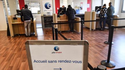 Des personnes aux guichets d'un bureau Pôle emploi à Montpellier (Hérault). Photo d'illustration. (PASCAL GUYOT / AFP)