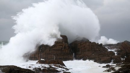 Une mer démontée lors d'un précédent épisode de vents violents à Penmarc'h (Finistère), le 2 novembre 2023. (FRED TANNEAU / AFP)