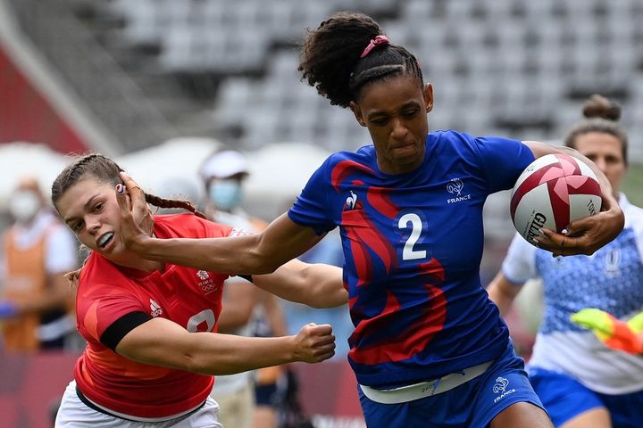 Anne-Cecile Ciofani (en bleu) lors de la demi-finale entre la France et la Grande-Bretagne aux JO de Tokyo, le 31 juillet 2021. (GREG BAKER / AFP)