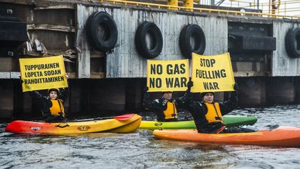 Des activistes de Greenpeace lors du blocage d'un déchargement de gaz à Tornio (Finlande), le 17 septembre 2022.&nbsp; (ANTTI YRJONEN / LEHTIKUVA / AFP)