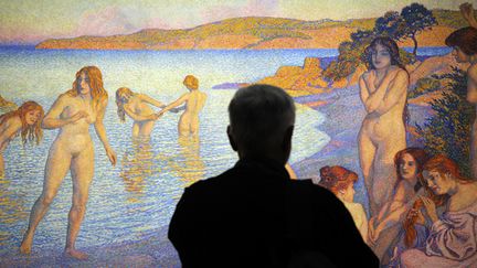 Un visiteur devant un tableau de Théo van Rysselbergh  à l'expo Grand Atelier du Midi au Palais Longchamp de Marseille. 
 (Boris Horvat / AFP)