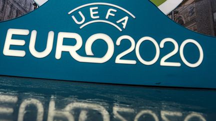 Le logo de l'Euro 2020 est affiché à Saint-Pétersbourg, en Russie, le 18 mars 2020. (VALYA EGORSHIN / NURPHOTO / AFP)