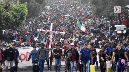 Des personnes marchent dans les rues de Tapachula, dans l'Etat du Chiapas (Mexique), dans le but de rejoindre les Etats-Unis, le 24 décembre 2023. (AFP)