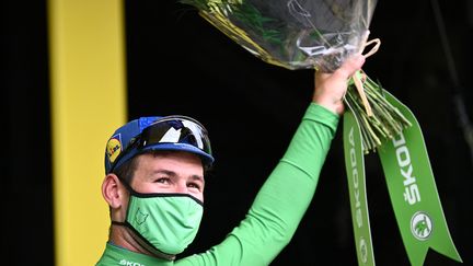 Mark Cavendish avec le maillot vert sur le podium du Tour après sa victoire lors de la 4e étape, le 29 juin (ANNE-CHRISTINE POUJOULAT / AFP)