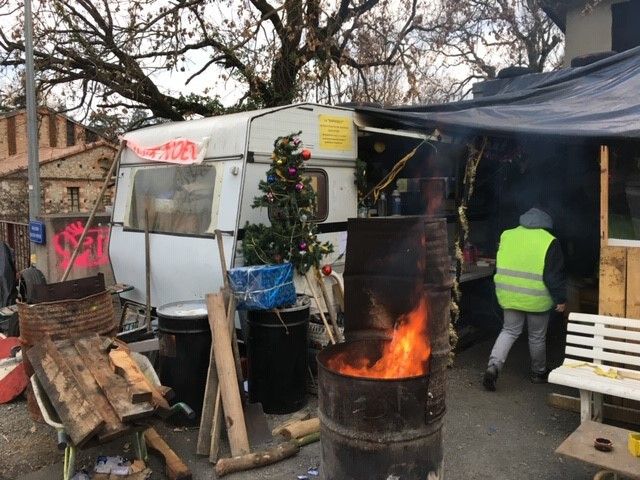 Des "gilets jaunes"&nbsp;au carrefour des Voûtes à Grauhlet dans le Tarn, le 28 décembre. (TOMMY CATTANEO / RADIO FRANCE)