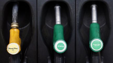 Le diesel, avantag&eacute; par sa fiscalit&eacute;, est le carburant pr&eacute;f&eacute;r&eacute; des Fran&ccedil;ais. (PATRICK KOVARIK / AFP)