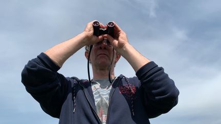 L'ornithologue Olivier Ganne observe les effets du confinement sur la faune ornithologique à Nantes. (Alexandre Abergel / Radio France)