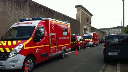 Des camions de pompiers devant l'entr&eacute;e de la maison d'arr&ecirc;t de Blois (Loir-et-Cher) apr&egrave;s une mutinerie, le 19 ao&ucirc;t 2013. (FRANCE 3 CENTRE)