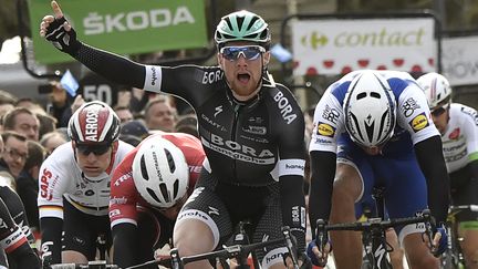 Sam Bennett (Bora) peut exulter lors de sa victoire au sprint devant les cadors (PHILIPPE LOPEZ / AFP)