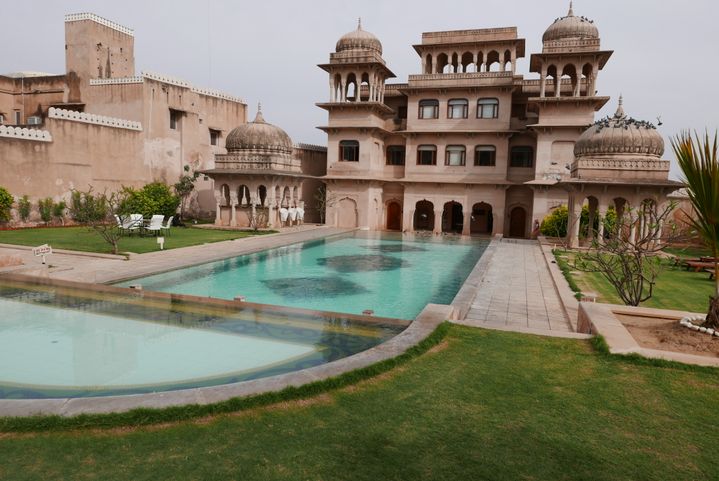 Le "Castle Mandawa" près de Jaipur, ancienne havéli, maison de riche marchand, transformée en hôtel 3 étoiles. C'est un dédale de couloirs, de petites cours intérieures. Un grand jardin, avec une belle piscine.On est transportés des siècles en arrière.&nbsp;De la terrasse, on devine toute la ville à ses pieds (Photo EMMANUEL LANGLOIS)