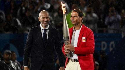 Deux légendes du sport au Trocadéro. Le footballeur Zinédine Zidane et le joueur de tennis Rafael Nadal, le soir de la cérémonie d'ouverture des Jeux à Paris, le 26 juillet 2024. (JEFF PACHOUD / AFP)