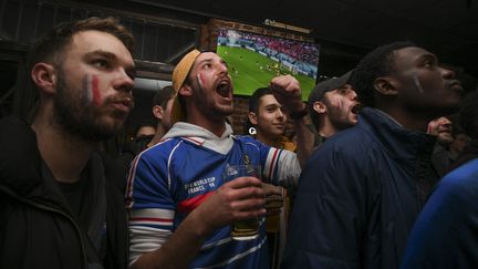 A Toulouse, des supporters français célèbrent la victoire de la France face au Danemark, lors du deuxième match de groupe du Mondial au Qatar, le 26 novembre 2022. (VALENTINE CHAPUIS / AFP)