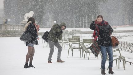 Des personnes font une bataille de boules de neige dans le jardin du&nbsp;Luxembourg, à Paris. (MAXPPP)