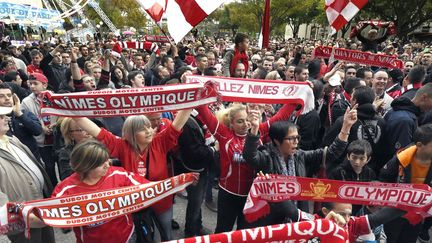 Des supporters du N&icirc;mes Olympique le 22 novembre 2014 dans les rues de&nbsp;N&icirc;mes (Gard). (PASCAL GUYOT / AFP)