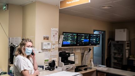 L'unité de soins intensifs du centre hospitalier de&nbsp;Port-Marly, dans les Yvelines, le 25 mars 2021.&nbsp; (MARTIN BUREAU / AFP)