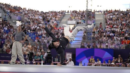 La Chinoise Qingyi Liu, b-girl 671, durant les quarts de finale du tournoi olympique, à la Concorde, le 9 août 2024. (FRANK FRANKLIN/AP/SIPA)