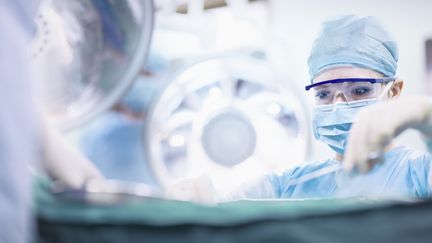 Les préjugés sexistes ont la vie dure dans le monde de la médecine, et en particulier, dans le monde très fermé de la chirurgie. Les compétences des femmes médecins&nbsp;seraient selon une étude japonaise, souvent remises en cause.&nbsp; (SHANNON FAGAN / THE IMAGE BANK RF / GETTY IMAGES)