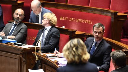 Des membres du gouvernement d'Édouard Philippe (G) assis sur les bancs réservés aux ministres à l'Assemblée nationale, le 9 juin 2020 (photo d'illustration). (BERTRAND GUAY / AFP)