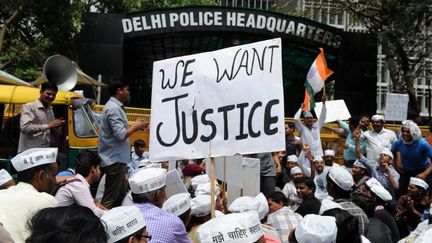 Manifestation devant le si&egrave;ge de la police &agrave; New Delhi, en Inde, le 21 avril 2013, apr&egrave;s le viol d'une fillette de cinq ans.&nbsp; (SAJJAD HUSSAIN / AFP)