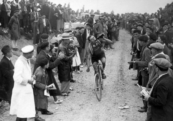 Le Français Georges Speicher boit une bière dans le col de l'Aubisque (Pyrénées-Atlantiques), lors de la 18e étape du Tour de France, le 17 juillet 1933. (AFP)