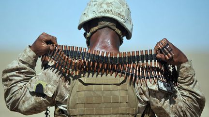 Un soldat am&eacute;ricain retire son collier de munition apr&egrave;s une s&eacute;ance d'entra&icirc;nement au tir au camp Leathemeck (Afghanistan), le 2 juin 2012. (ADEK BERRY / AFP)