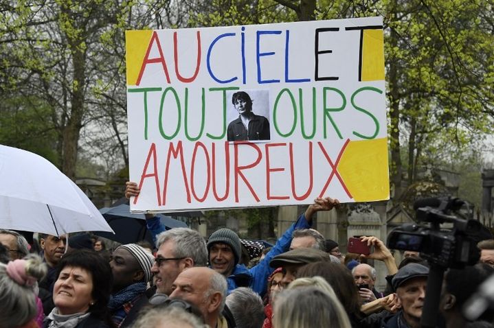 Obsèques de Jacques Higelin : un participant brandit une pancarte en hommage au chanteur (12/04/2018)
 (BERTRAND GUAY / AFP)