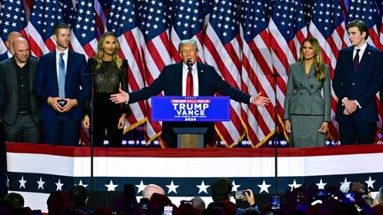 Donald Trump s'exprime lors d'une soirée électorale au West Palm Beach Convention Center à West Palm Beach, en Floride, le 6 novembre 2024. (JIM WATSON / AFP)