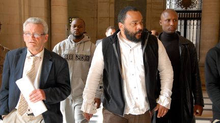 L'humoriste controvers&eacute; Dieudonn&eacute;, le 18 juin 2014, au tribunal &agrave; Paris. (CITIZENSIDE / PATRICE PIERROT / AFP)