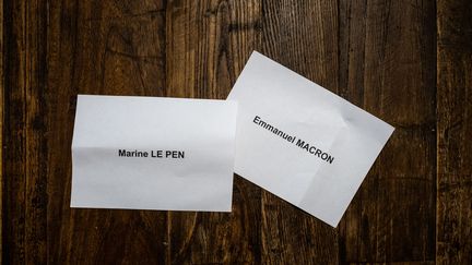 Deux bulletins de vote dans un bureau de vote, dimanche 10 avril 2022, à Perpignan (Pyrénées-Orientales).&nbsp; (JC MILHET / HANS LUCAS / AFP)