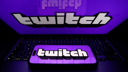 Le logo de l'entreprise Twitch, qui appartient à Amazon. (JAKUB PORZYCKI / NURPHOTO / AFP)