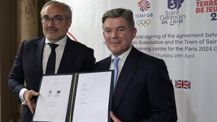 Arnaud Péricard maire de Saint Germain en Laye (à gauche) et Sir Hugh Robertson président du comité olympique britannique viennent de signer la convention entre la ville et Team GB. (Ville de Saint Germain en Laye)