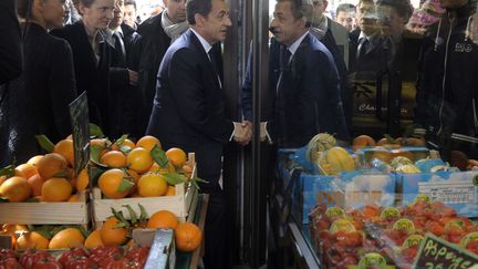 Le pr&eacute;sident candidat Nicolas Sarkozy&nbsp;(C) rend visite &agrave; des commercants &agrave; Longjumeau (Essonne), le 24 avril 2012. (CHRISTOPHE KARABA / EPA / MAXPPP)