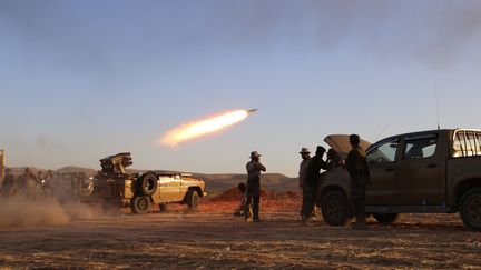 Des combats entre les peshmergas kurdes et les combattants de l'Etat islamique, le 9 ao&ucirc;t 2014 dans le nord de l'Irak. (FERIQ FEREC / ANADOLU AGENCY / AFP)