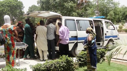 Une victime s&eacute;rieusement bless&eacute;e lors d'un attentat dimanche 29 avril est &eacute;vacu&eacute;e au Nigeria. (AMINU ABUBAKAR / AFP)