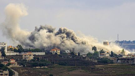 De la fumée s'élève au-dessus du village de Tayr Harfa, au Liban, le 24 juillet 2024. (KAWNAT HAJU / AFP)