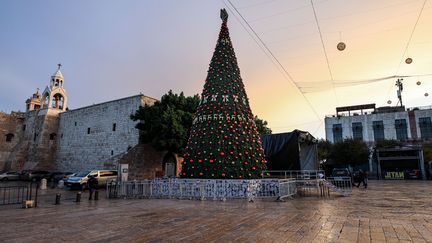 Vue de l'arbre de Noël à Bethléem, dans les Territoires palestiniens, le 5 décembre 2020. (EMMANUEL DUNAND / AFP)