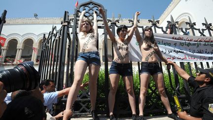 Les militantes Femen arr&ecirc;t&eacute;es en Tunisie, le 29 mai 2013. (FETHI BELAID / AFP)