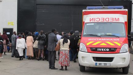 Le premier &eacute;tage d'une &eacute;glise &eacute;vang&eacute;lique s'est &eacute;croul&eacute; le 8 avril 2012 pendant le culte, &agrave; Stains (Seine-Saint-Denis). (CAROLE STERLE / MAXPPP)