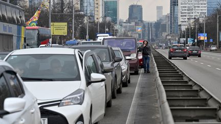 Des voitures sont bloquées dans un bouchon en tentant de fuir Kyiv en direction de l'ouest de l'Ukraine, le 24 février 2022. (GENYA SAVILOV / AFP)